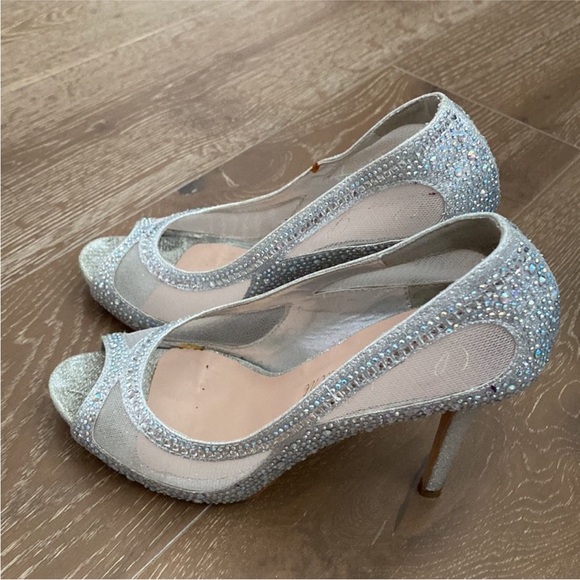 Elegant Silver Women's Heels - Picture 3 of 3
